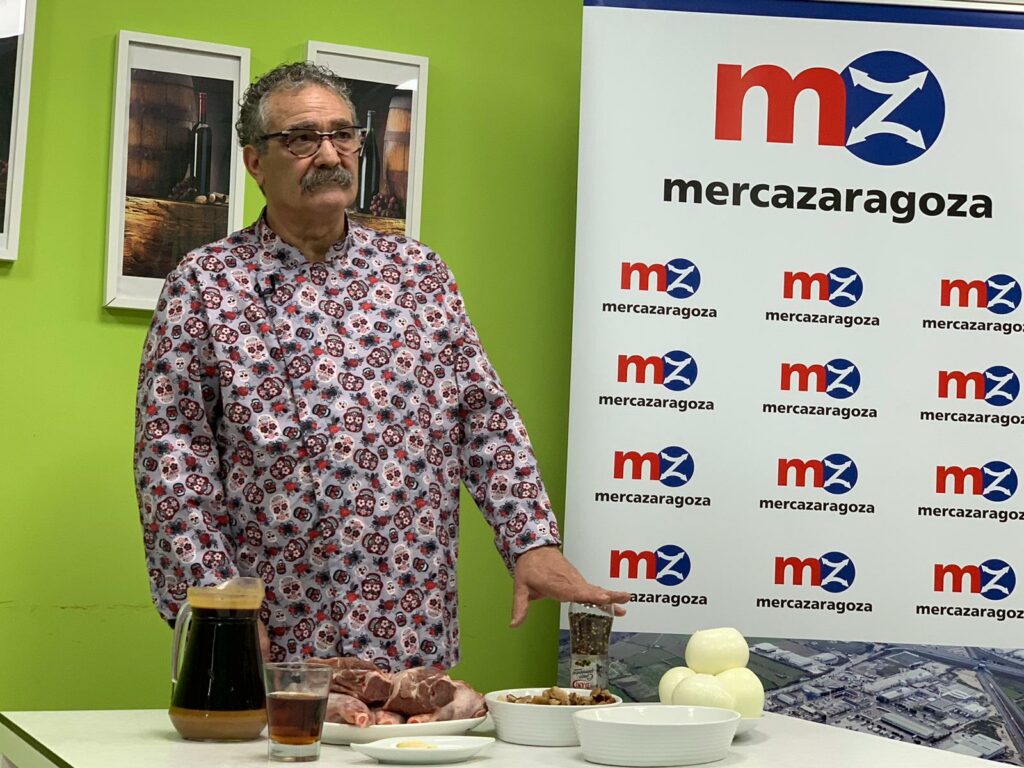 En el barrio del Actur, en Zaragoza, Javier Arruga ofrece en su restaurante Milenium una gran variedad de tapas y platos de menú muy valorados, con una amplia oferta de pescados y mariscos frescos, carnes y verduras procedentes todos ellos de Mercazaragoza.