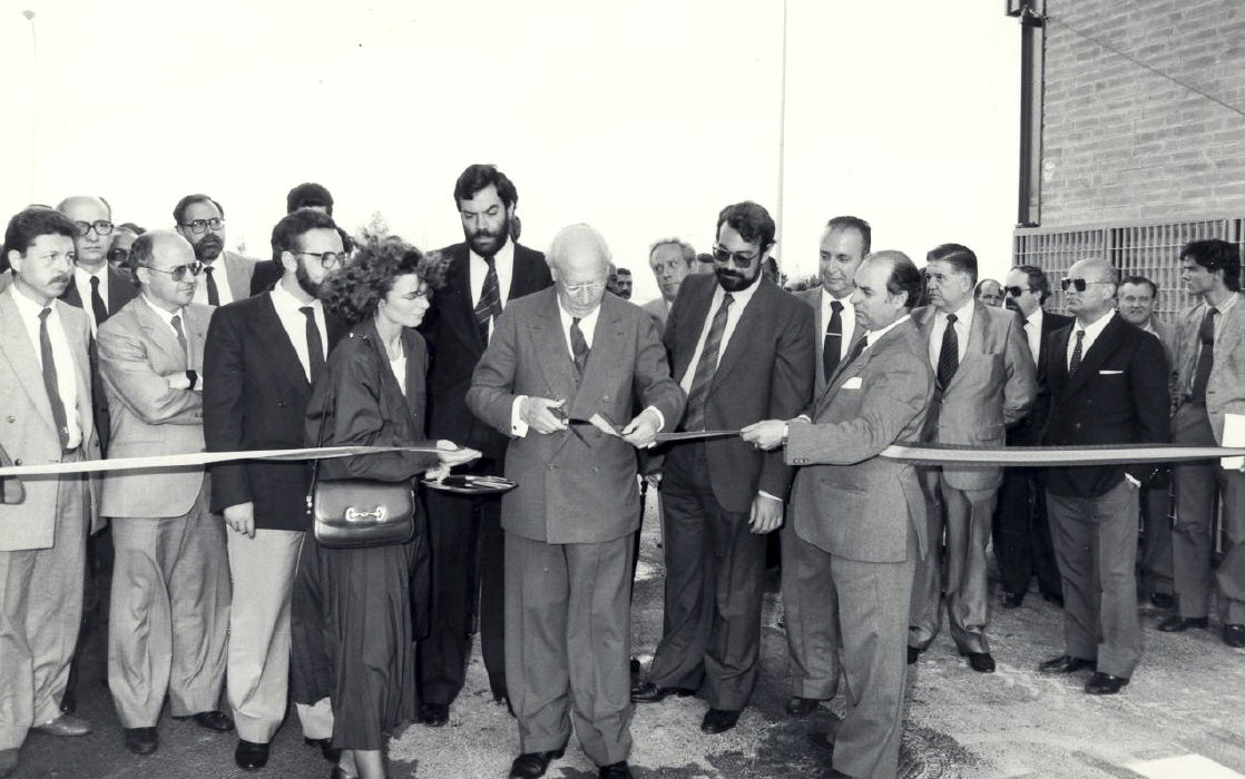 Foto en blanco y negro del corte de cinta con motivo de la inauguración de nave de productores en 1985
