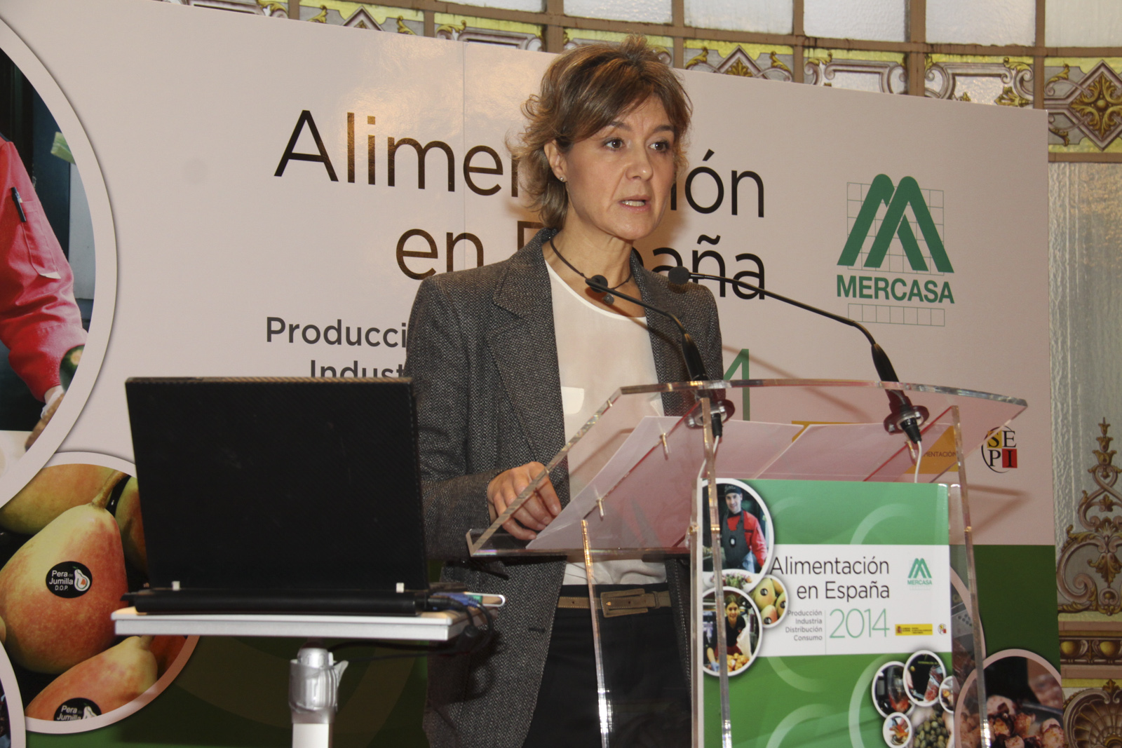 Mujer hablando desde atril en la presentación Alimentación en España 2014.