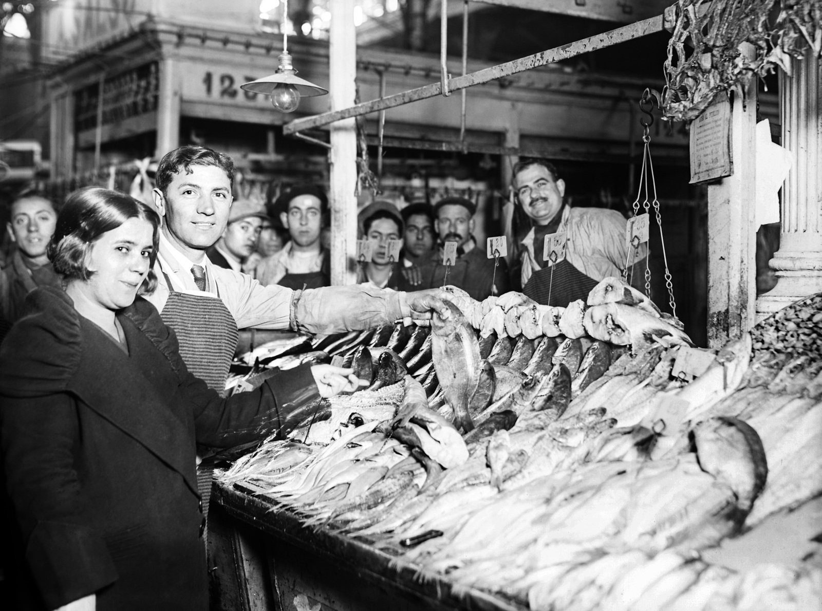 Madrid, año 1932. Gente posando en Puesto de venta de pescado en el Mercado de la Cebada.