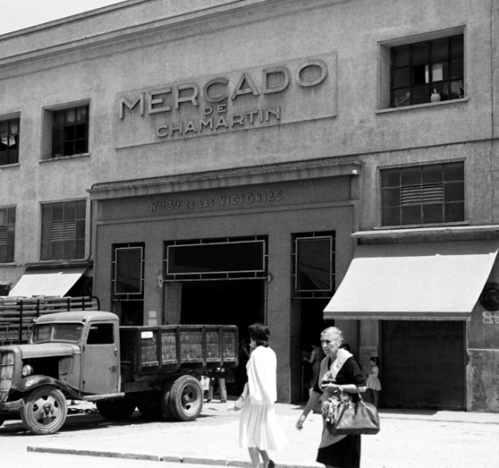 Imagen en blanco y negro, antigua, de la fachada del Mercado de Chamartín.