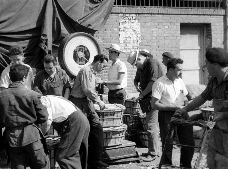 Imagen en blanco y negro de trabajadores de mercado.