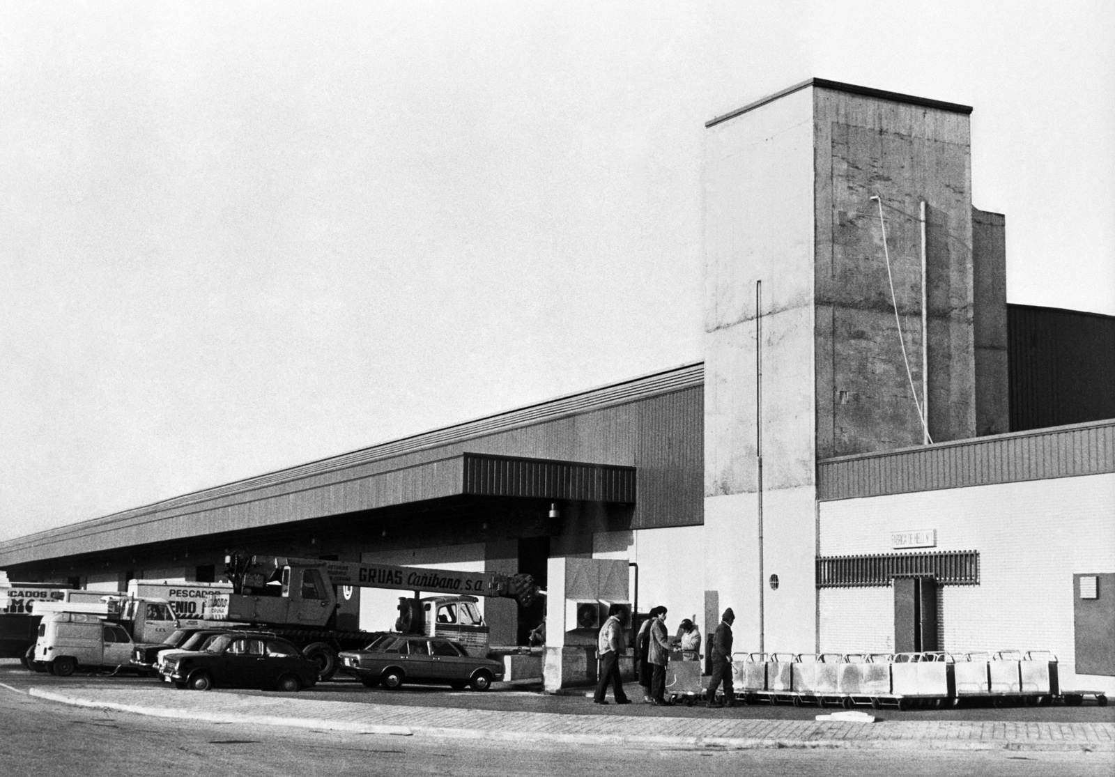 Imagen en blanco y negro del edificio de Mercasa