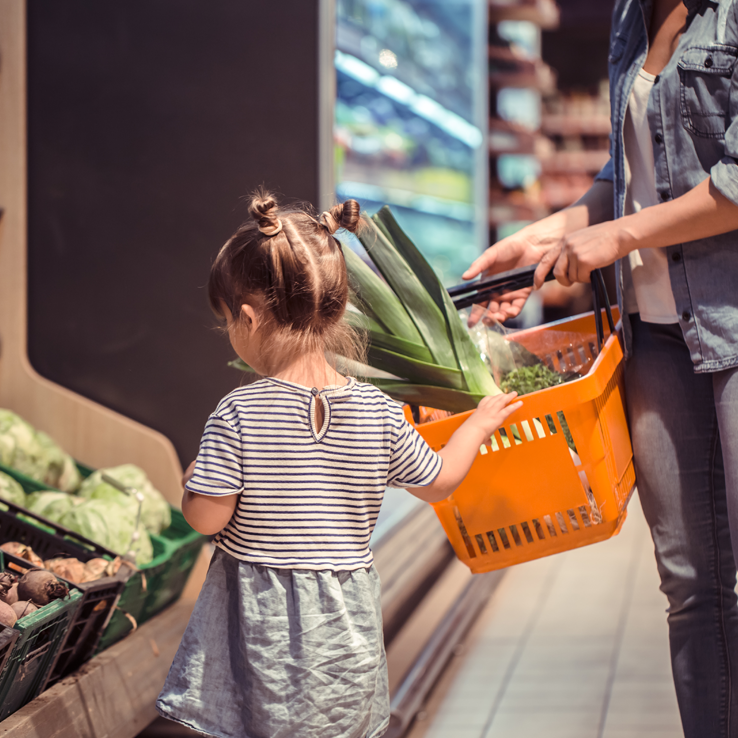 niña haciendo la compra con su madre