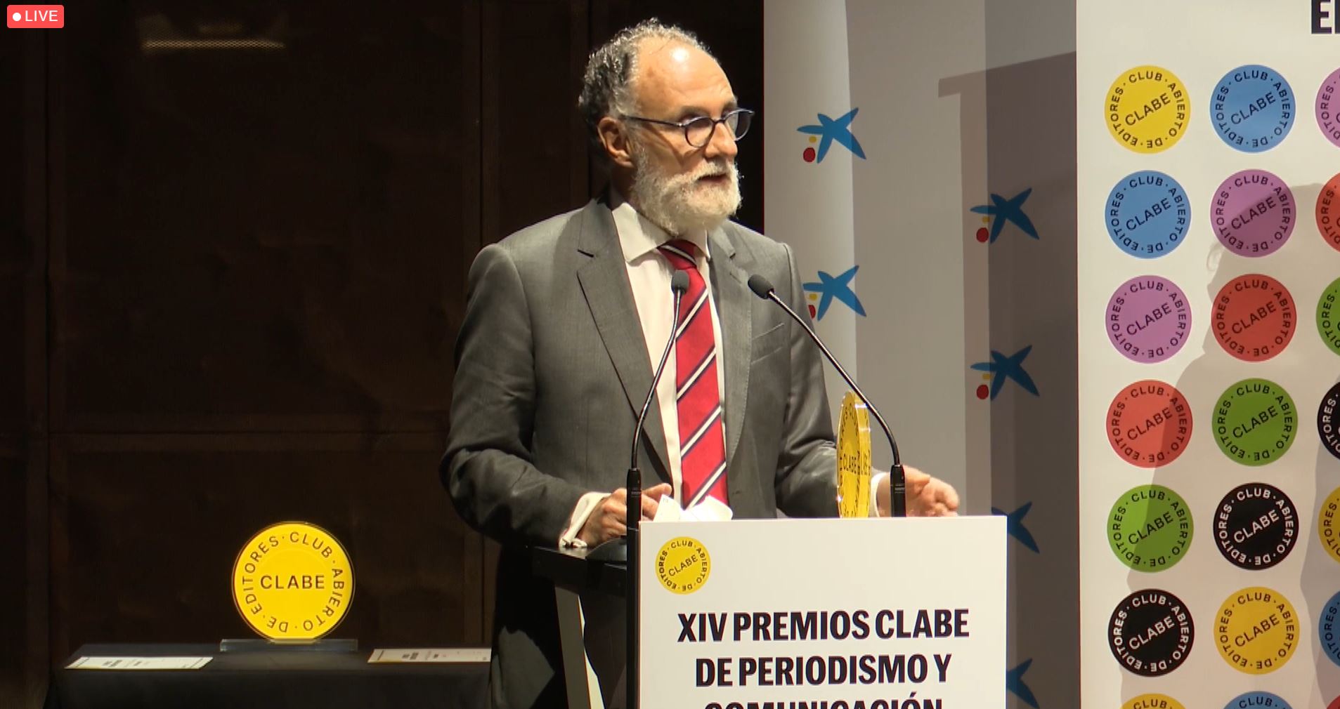 Presidente de Mercasa hablando en atril en XIV premios clase de periodismo y comunicación.