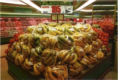 Plátanos expuestos en un mostrador de supermerncado