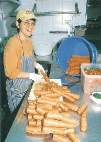 Trabajadora del mercado cortando zanahorias