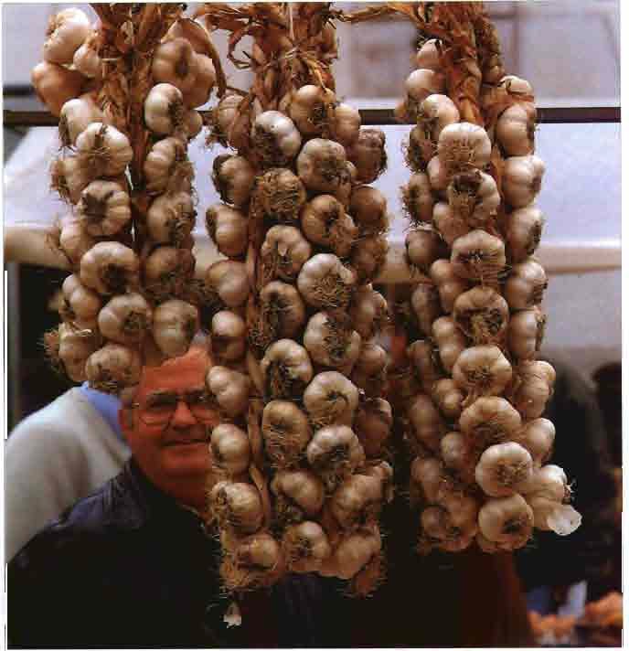 Ajos en ristra colgados en un mercado